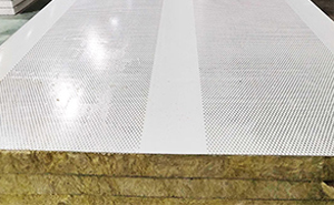 沖孔吸音夾芯板技術(shù)革新，引領(lǐng)聲學(xué)材料市場(chǎng)新風(fēng)尚